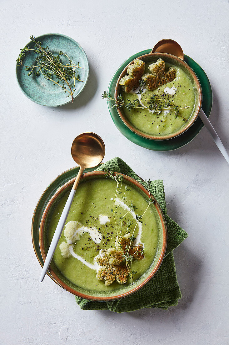 Irische Kartoffel-Lauch-Erbsen-Suppe mit Kleeblatt-Croûtons