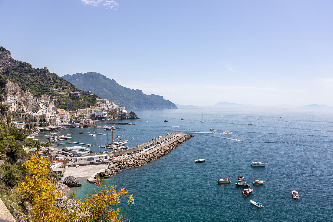 Blick von der Hauptstraße auf den alten Hafen in Amalfi, Kampanien, Italien