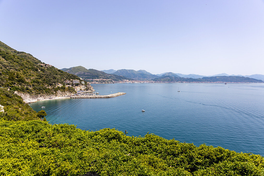 Blick von der Hauptstraße auf Cetara, Amalfiküste, Kampanien, Italien