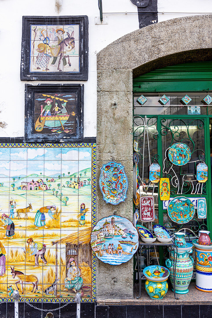 Ein Keramikgeschäft in Vietri sul Mare, Amalfiküste, Kampanien, Italien