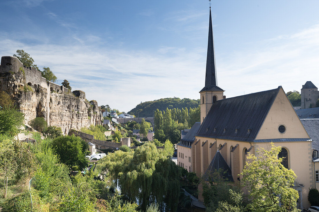 Die Kirche Eglise Saint-Jean Baptiste, Blick von Fussweg zwischen Grund und Oberstadt, Luxemburg-Stadt, Luxemburg