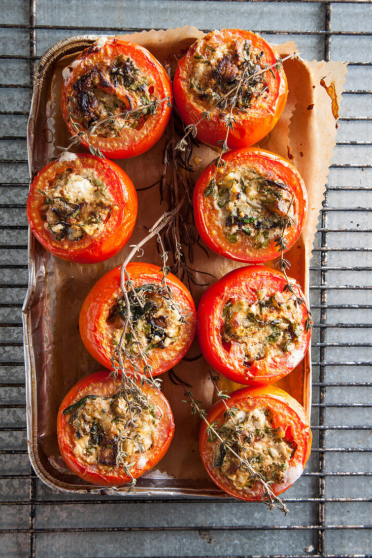 Mit Käse und Kräutern gefüllte Tomaten