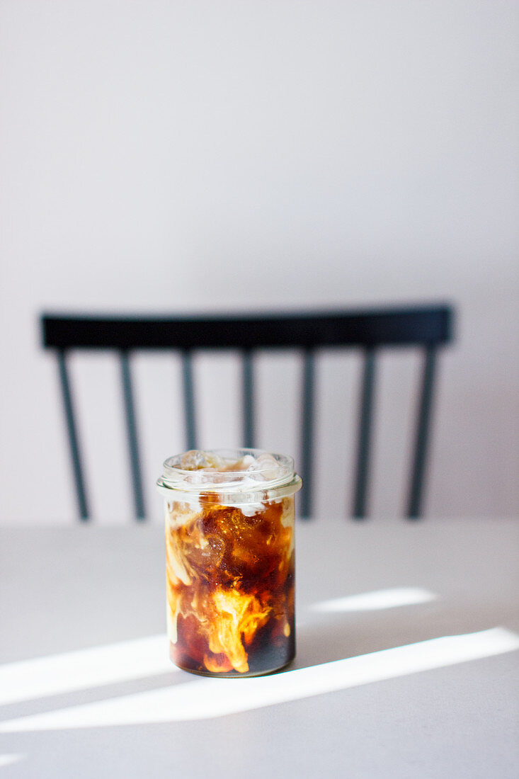 Iced Coffee auf Tisch im Sonnenlicht