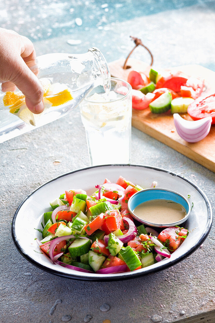 Israelischer Salat mit Tomaten, Gurken und Zwiebeln