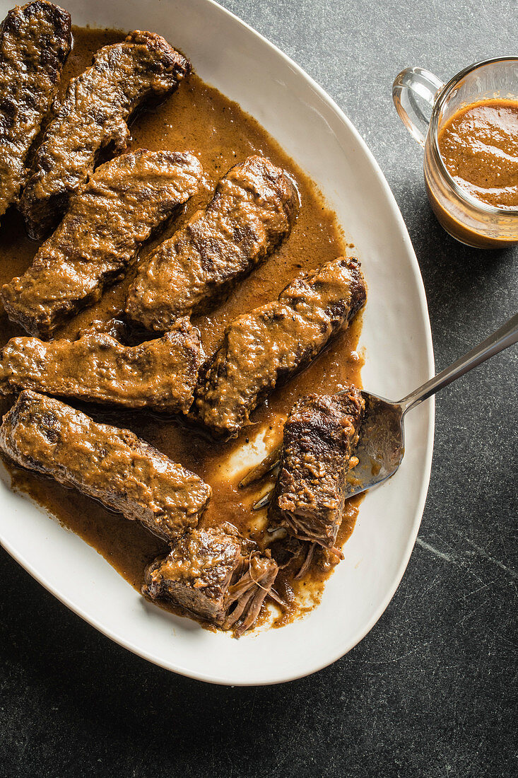 In Senf-Bier-Sauce geschmorte Short Ribs