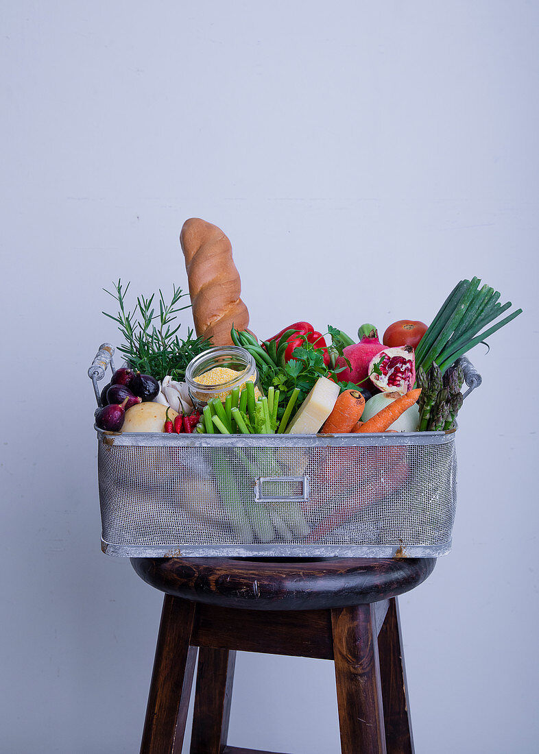 Gemüsekorb mit Obst und Brot