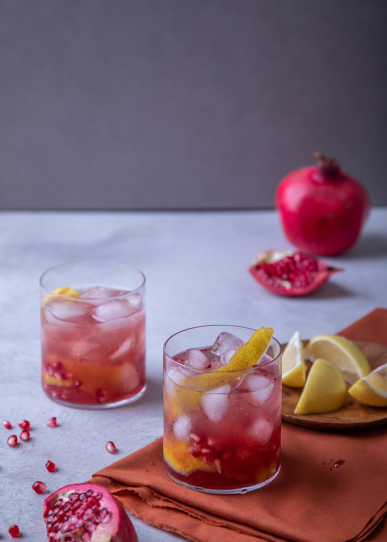 Cocktail mit Grappa, Ingwer und Granatapfel