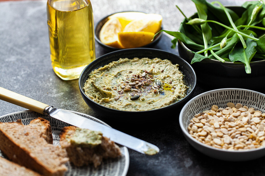 Favabohnen-Hummus mit Zitrone und Bärlauch