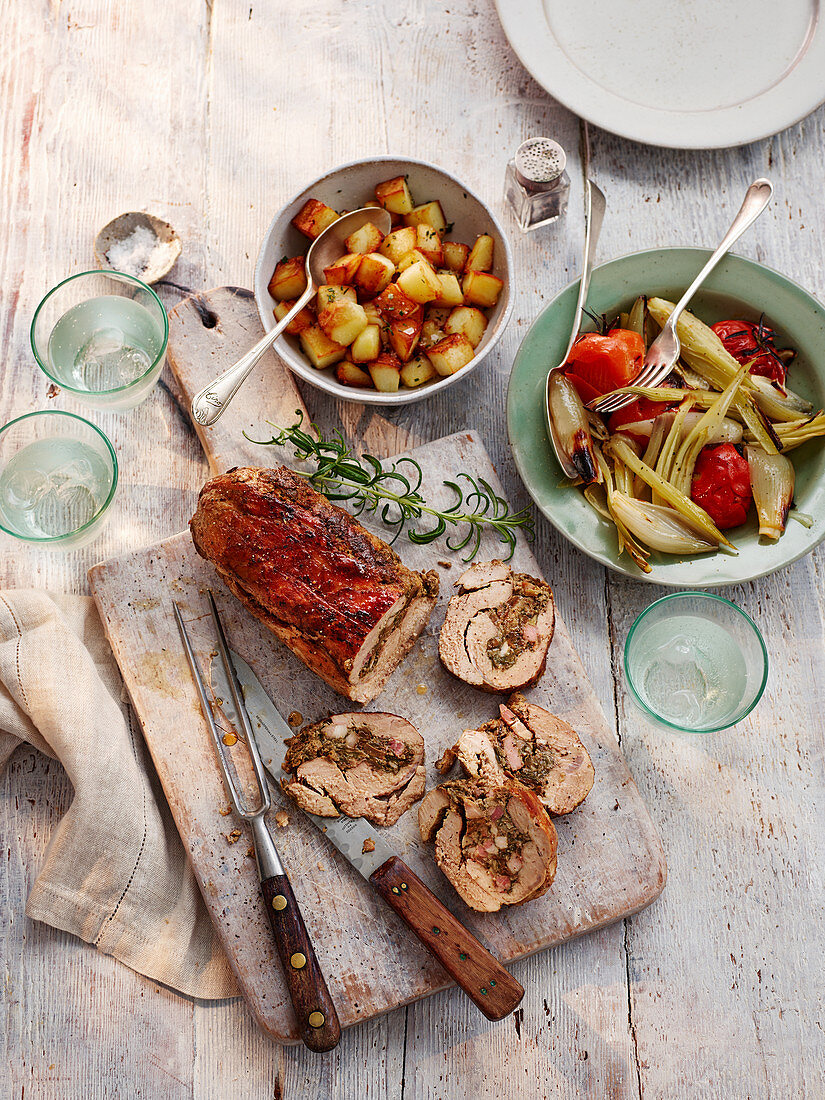 Gefüllte Schweinelende mit Kartoffeln und Gemüse