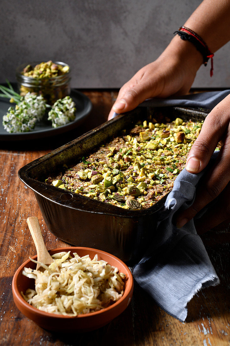 Nussbraten mit Pistazienkruste und Sauerkraut