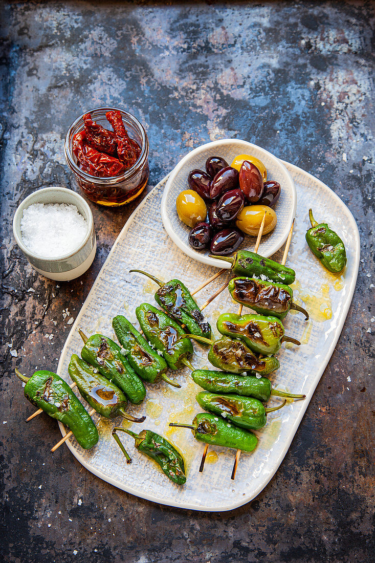 Gegrillte Pimentos de Padron mit Oliven