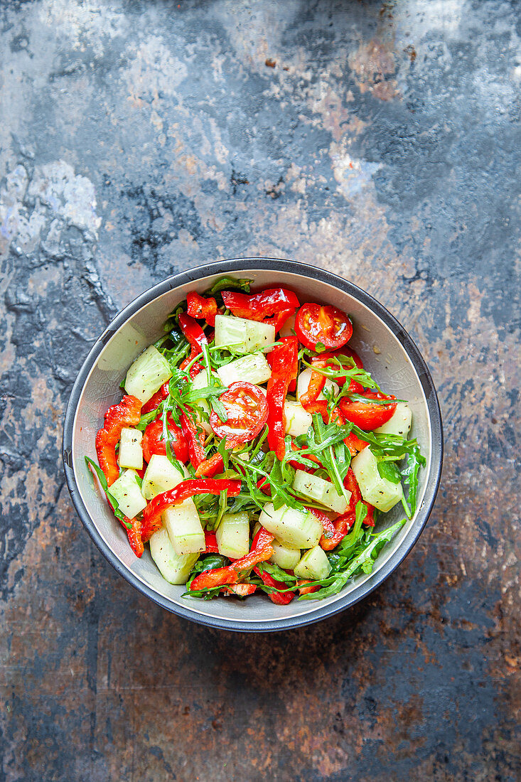 Bunter Gemüsesalat mit Rucola, Gurke, Tomaten und Paprika