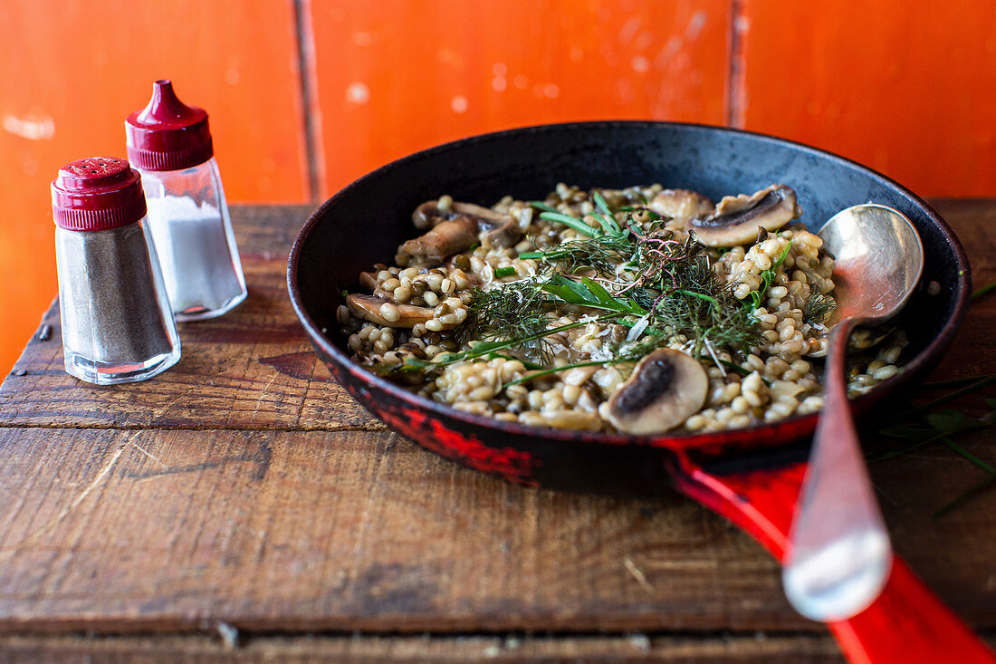 Gerstenrisotto mit Pilzen und Kräutern