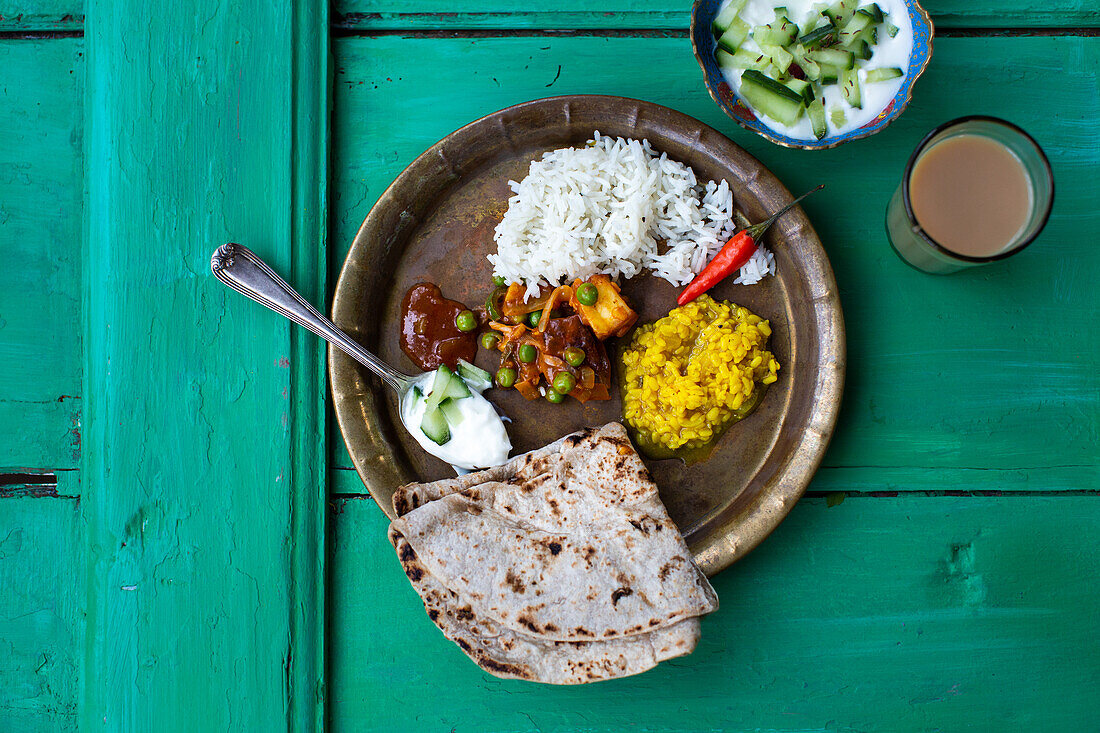 Dahl mit Reis, Chapati und Chutney (Indien)