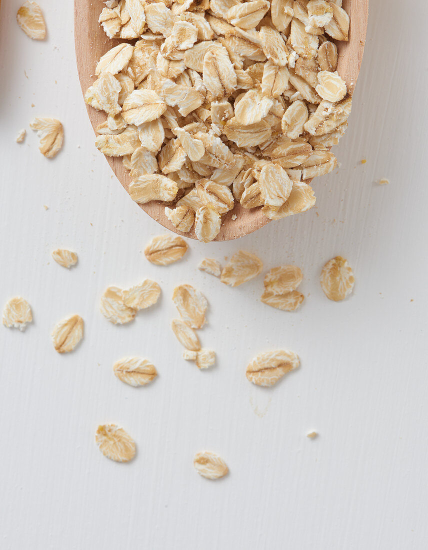 Rolled oats on wooden spoon