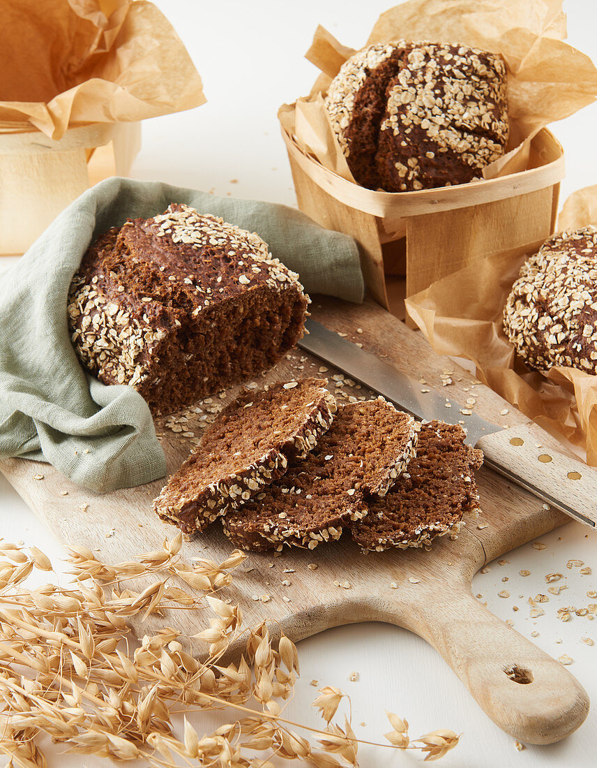 Selbst gebackenes Schwarzbrot mit Haferflocken