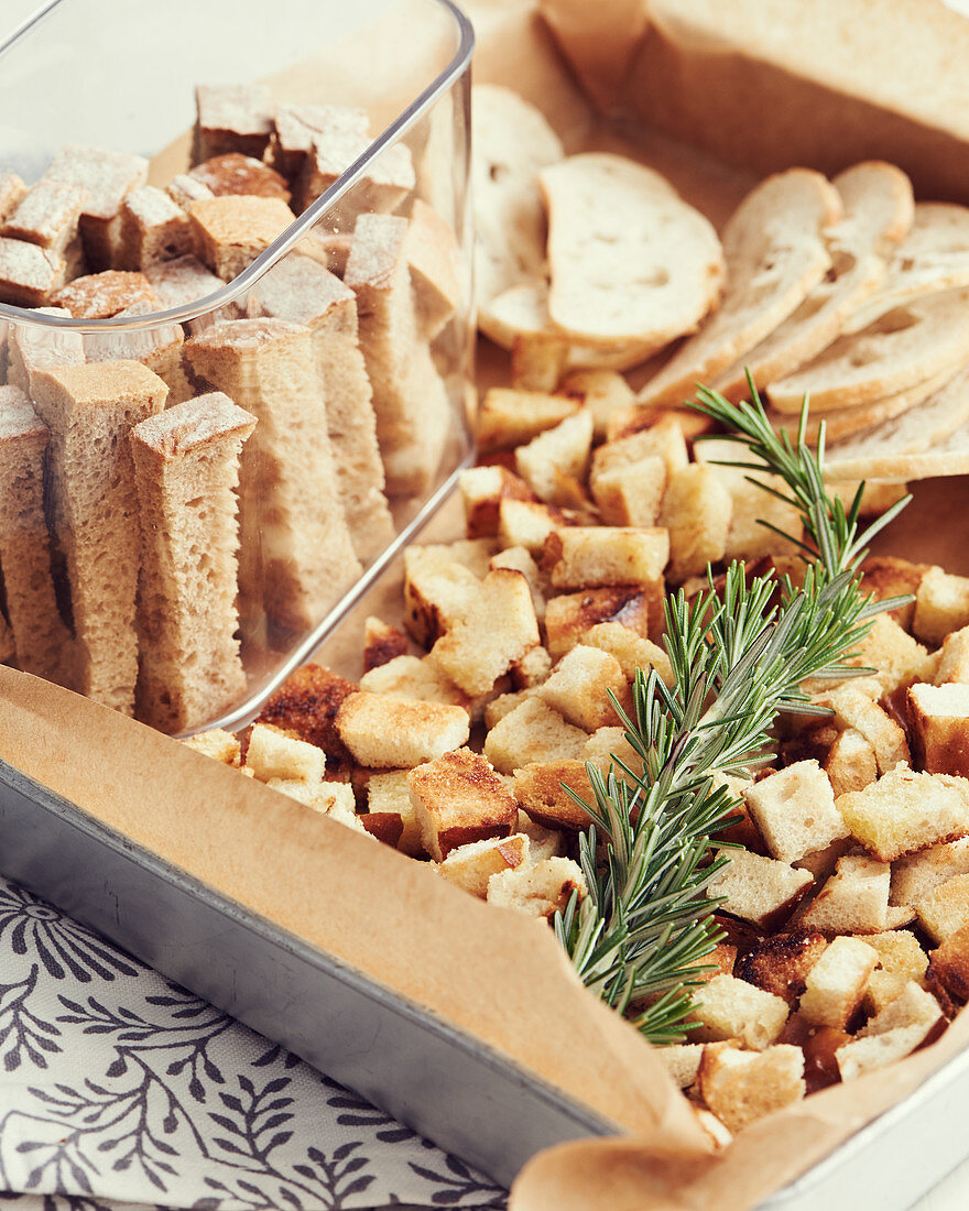 Bread crisps, bread sticks and croutons