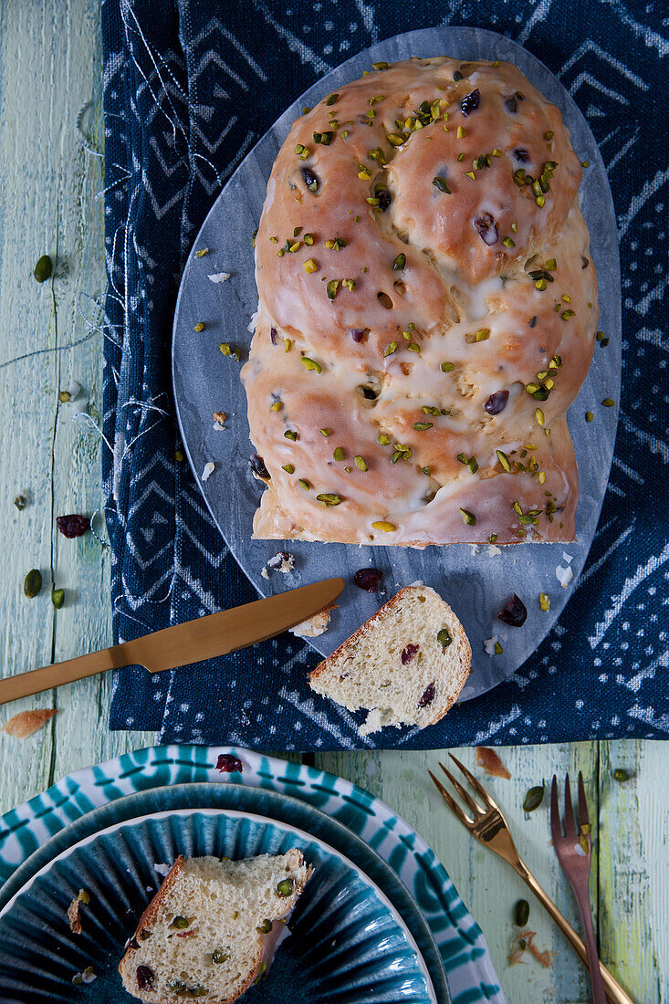 Hefezopf mit Cranberries und Pistazien