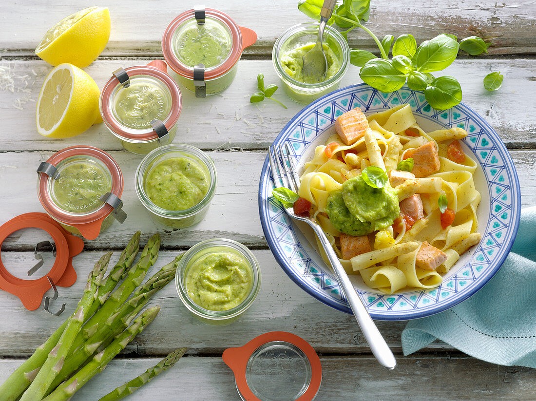 Fettuccine mit Spargel und Lachs