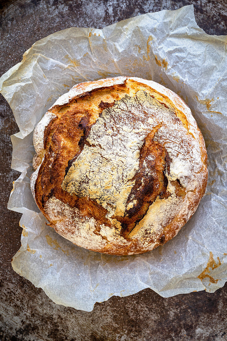 Knetfreies Brot auf Backpapier