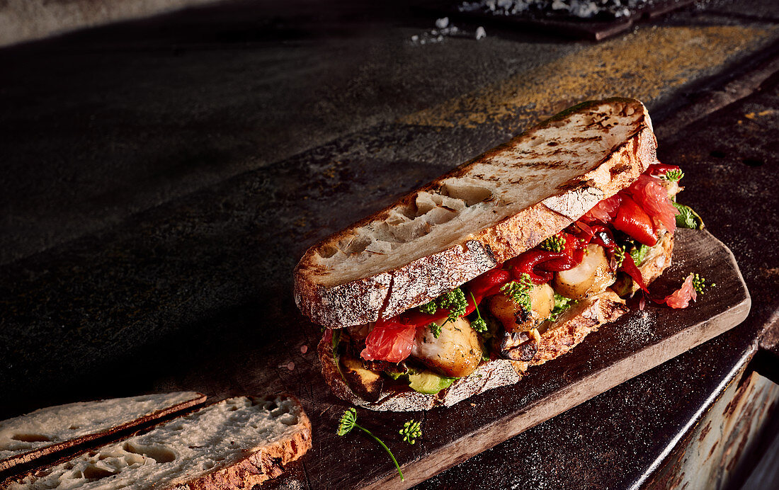 Rustikales Sandwich mit gegrilltem Gemüse