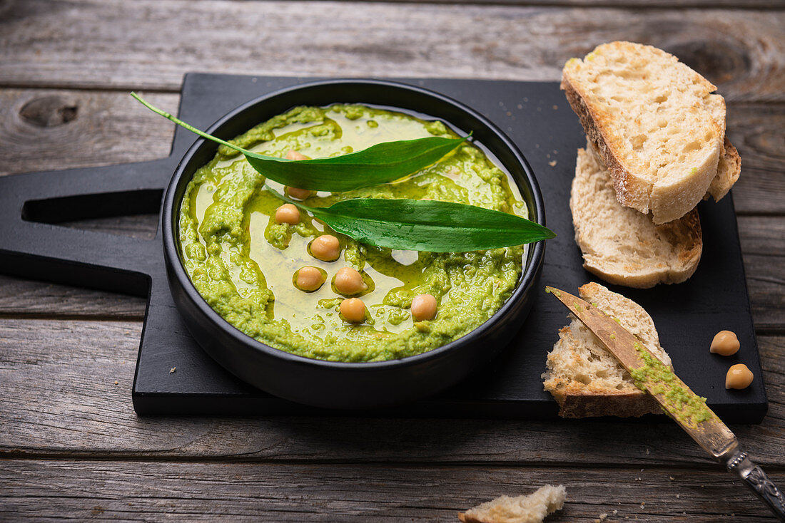 Bärlauch-Hummus mit geröstetem Baguette