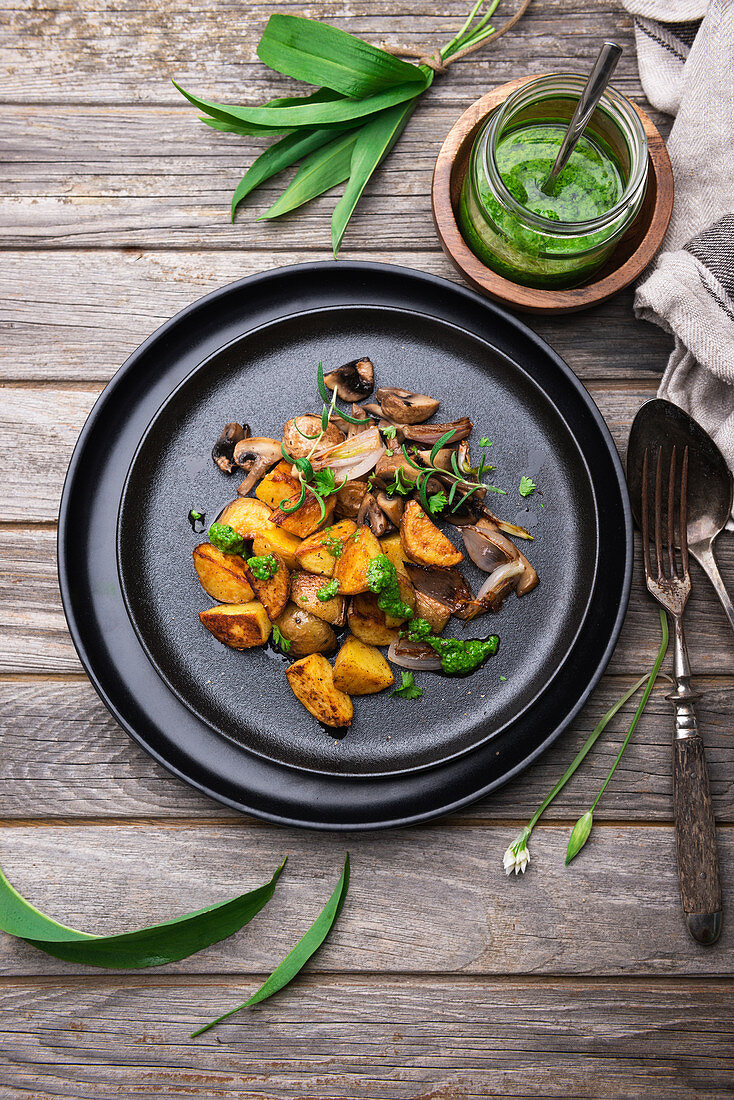 Fried potatoes with shallots, mushrooms and wild garlic pesto