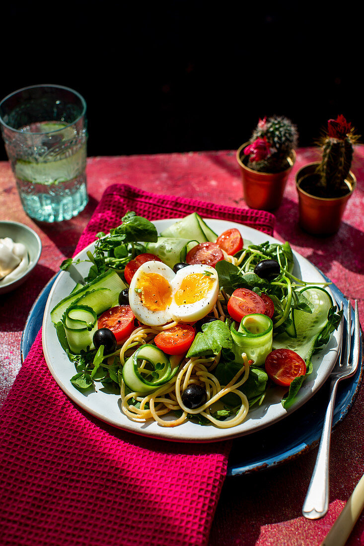 Spaghetti mit fresh cucumber, tomatoes and olives