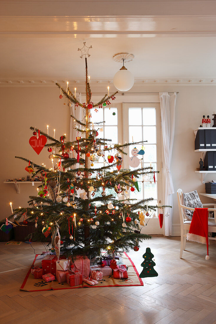 Geschmückter Weihnachtsbaum in Rot und Weiß mit Geschenken