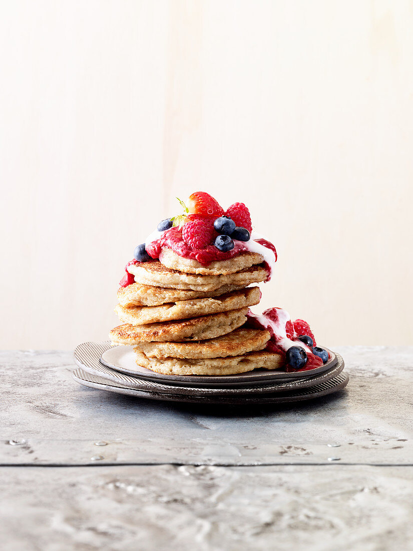 Pancakes with yoghurt and berries
