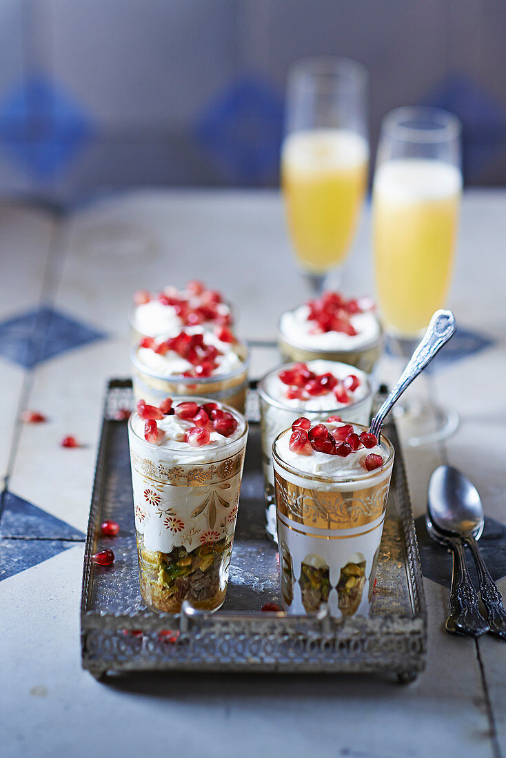 Joghurtdessert mit Nüssen, Pistazien, Honig und Granatapfel (Marokko)