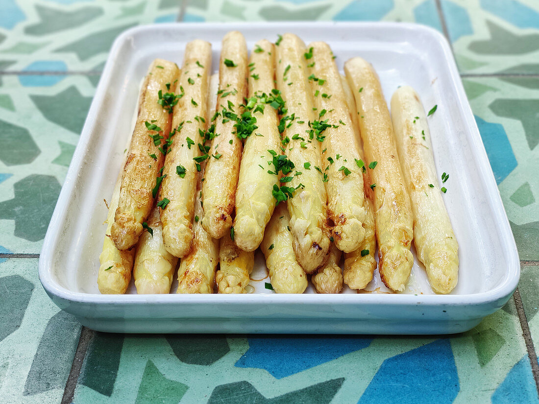Roasted white asparagus with parsley