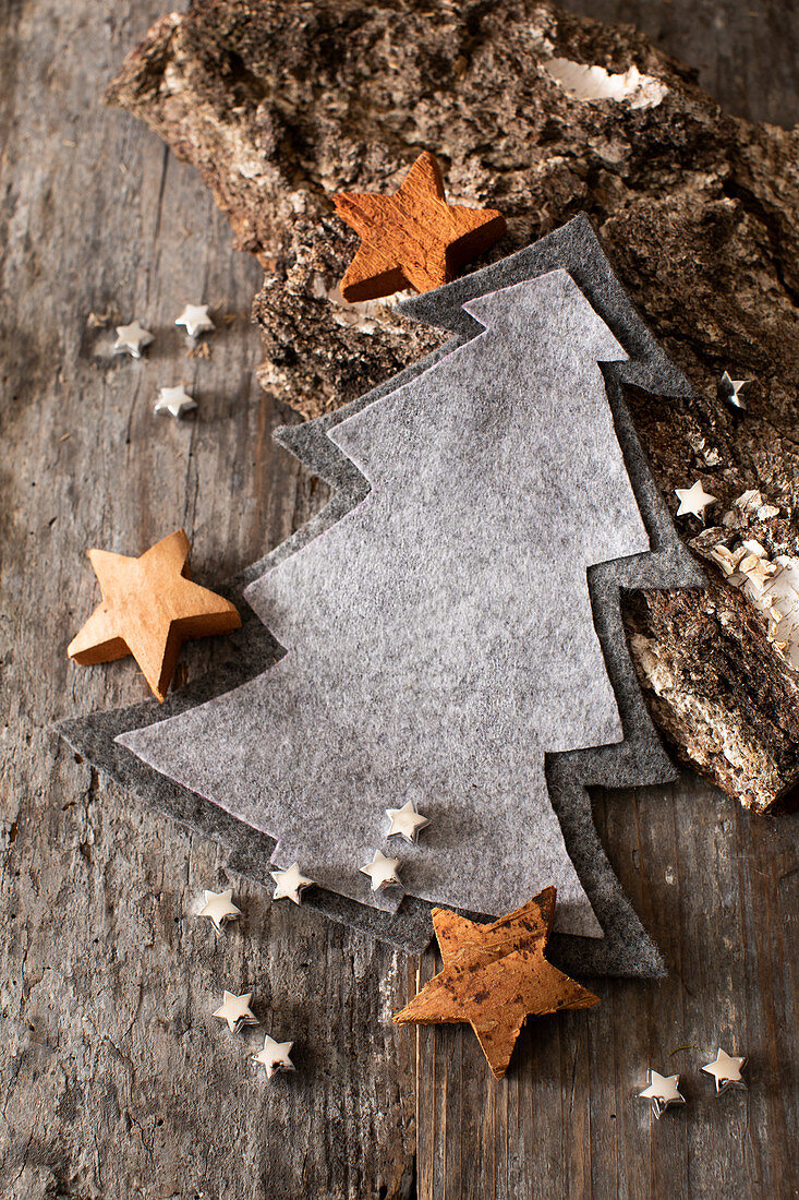 Wintry arrangement with grey felt Christmas tree