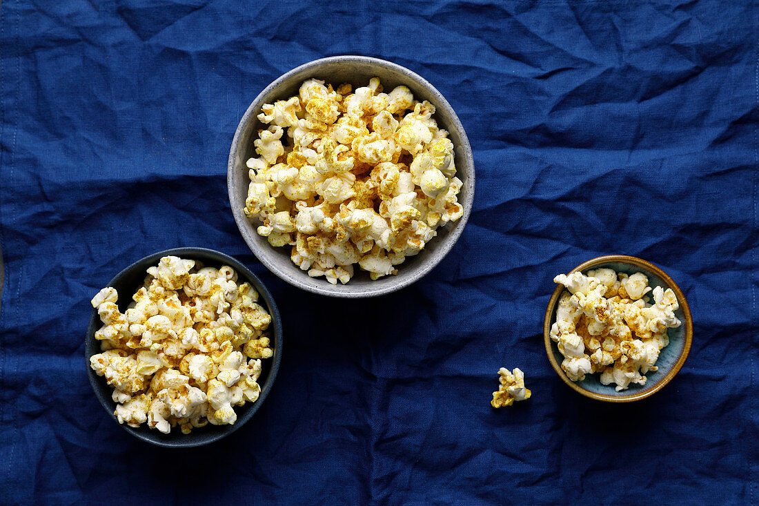 Bollywood-Popcorn mit scharfem Currypulver