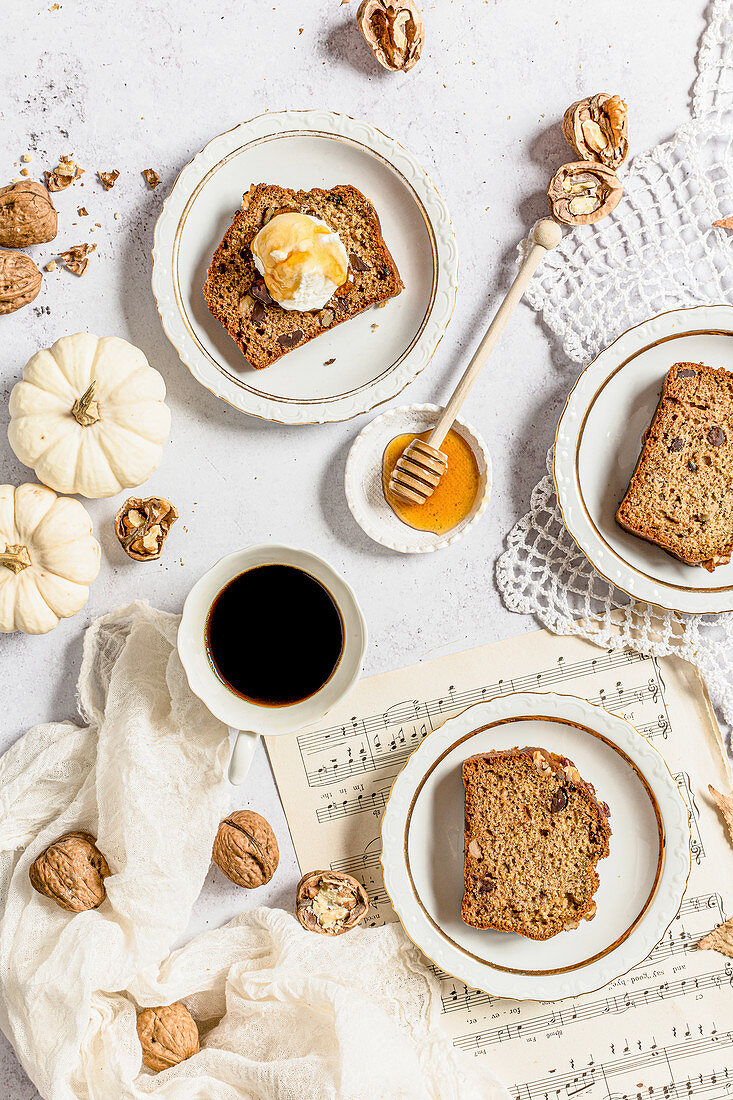 Bananenbrot mit Walnüssen, Honig und Schokolade