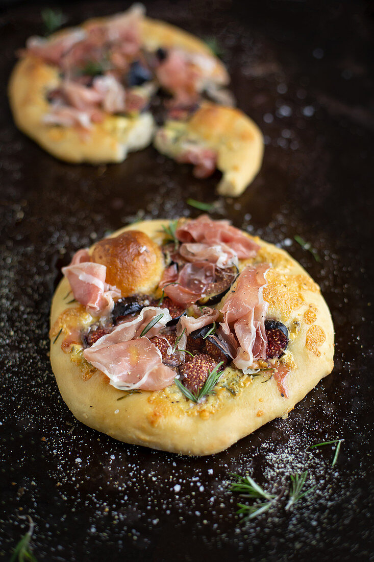 Blue cheese fig and prosciutto pizza