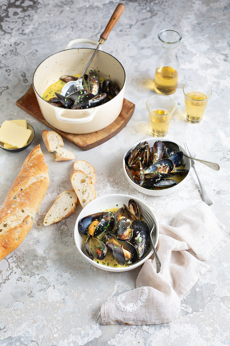 Pot of mussels with white wine and bread