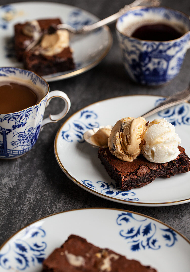 Brownies mit Vanilleeis und gesalzenem Karamell-Schokoladen-Eis