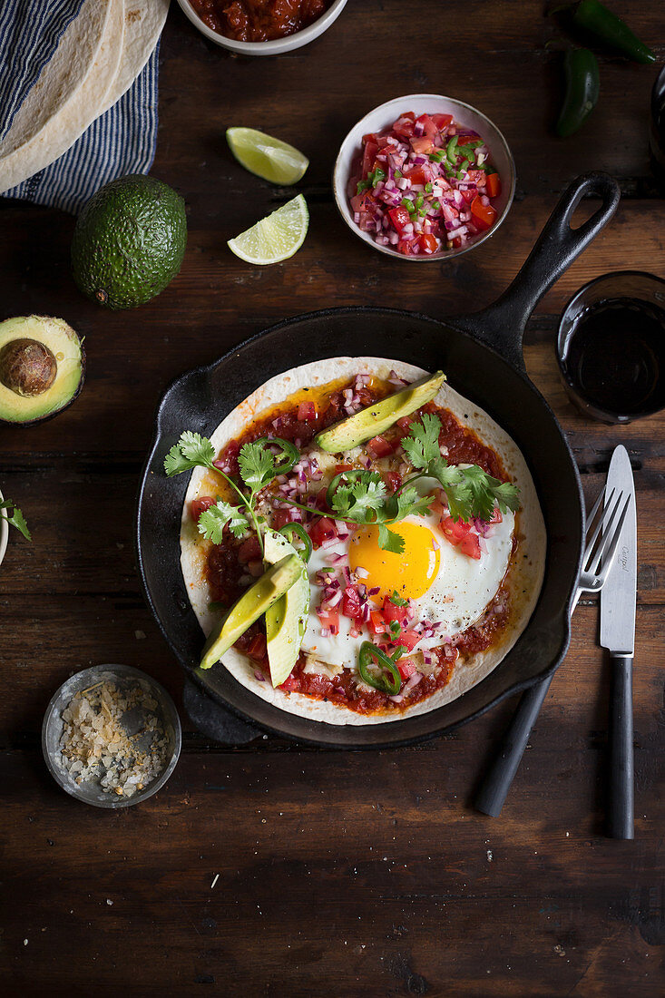 Huevos rancheros (Mexican breakfast dish with fried egg)