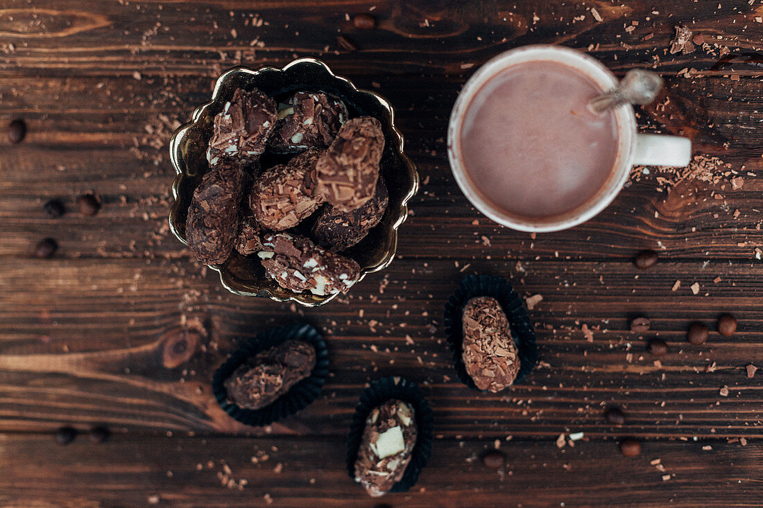 Hausgemachte Schokoladenpralinen zur Tasse Kakao