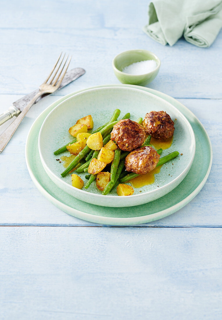 Meatballs with potatoes and green beans