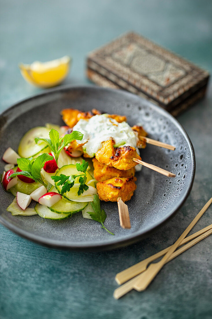 Hähnchen Tikka Spieße (Tikka-Kebabs, Indien) mit Joghurtsauce