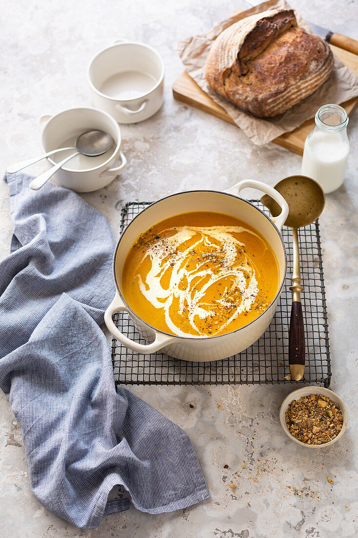 Butternusskürbissuppe im Topf