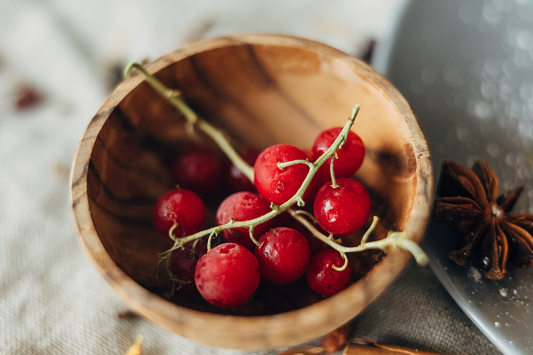 Redcurrants in a wooden bowl