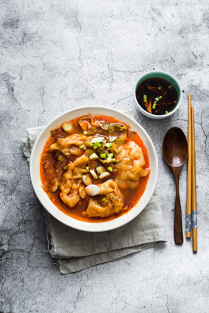 Würzige Suppe mit Dumplings (China)