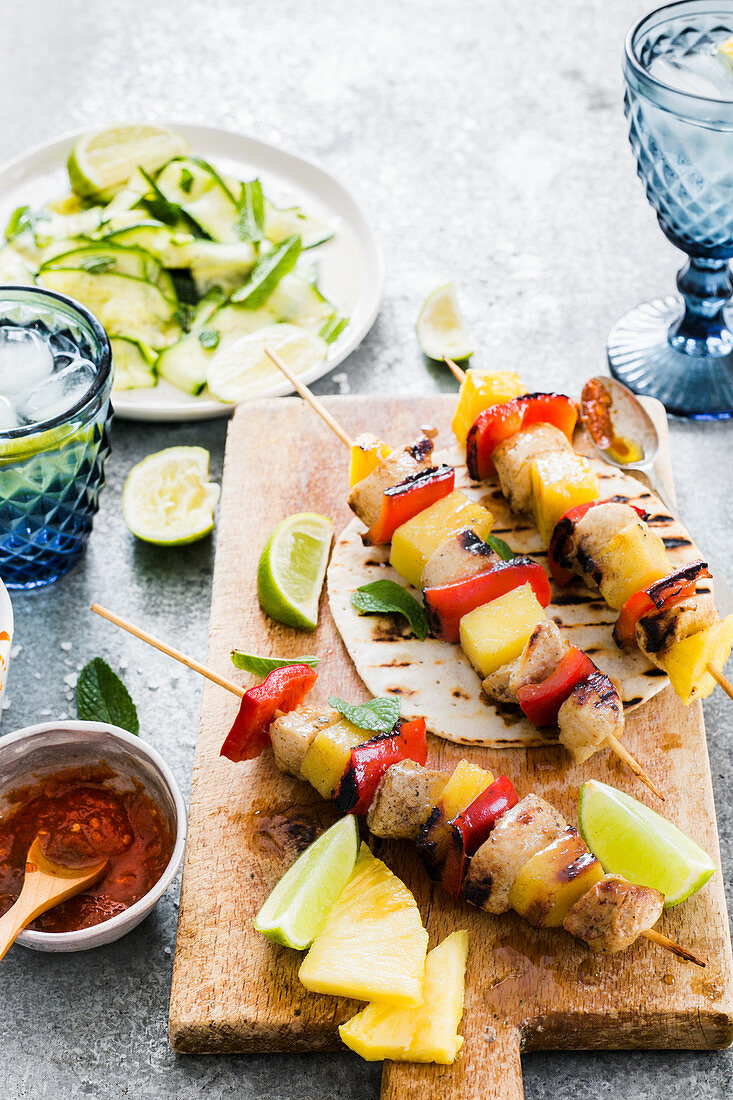 Hähnchen-Ananas-Spiesse mit scharfer Sauce und Salat (Thailand)