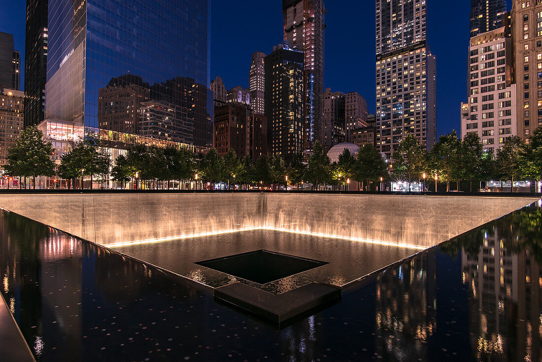 Mahnmal 'National September 11 Memorial and Museum' auf dem Gelände des ehemaligen World Trade Centers, New York City, USA