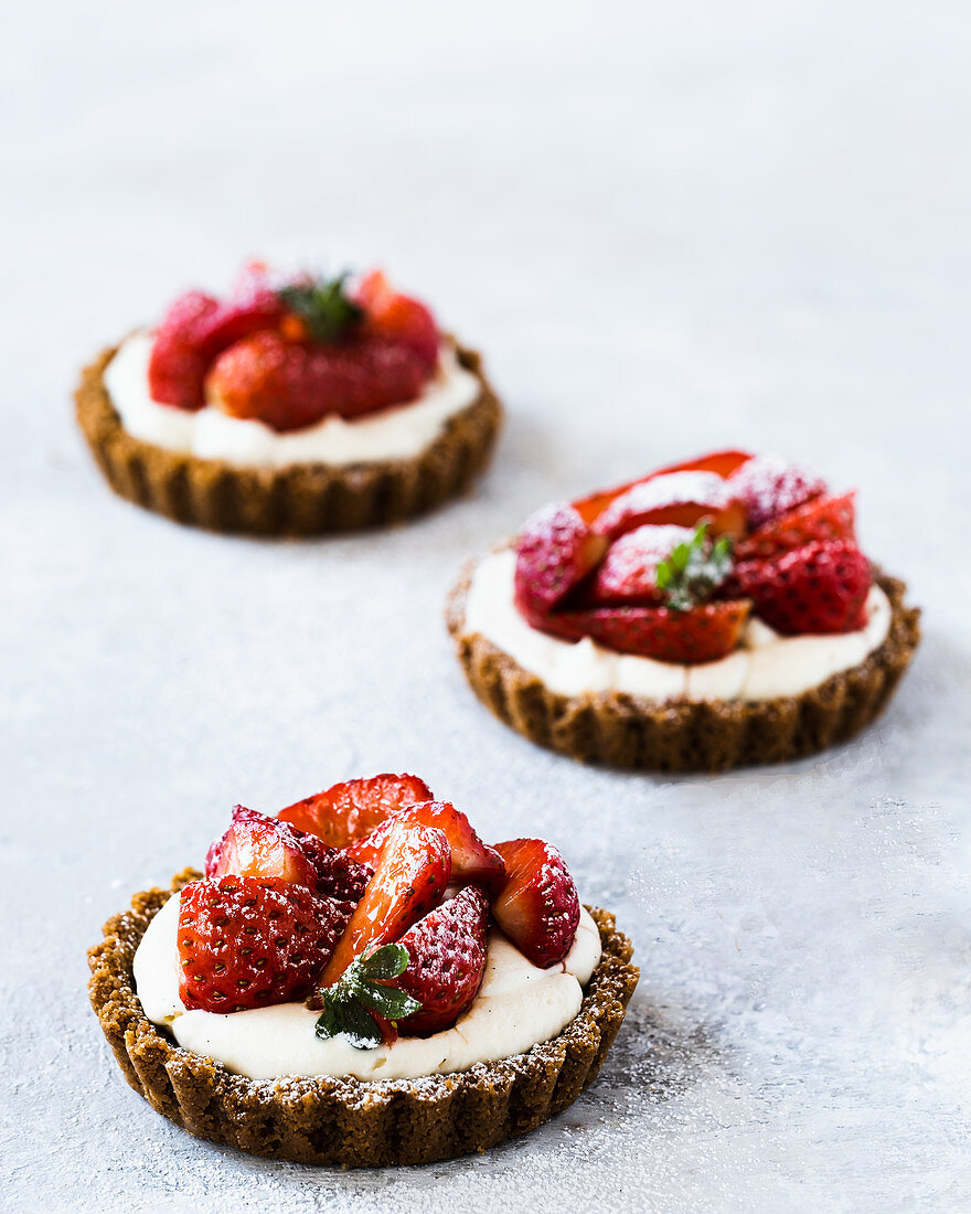 Tartlets with mascarpone and strawberries
