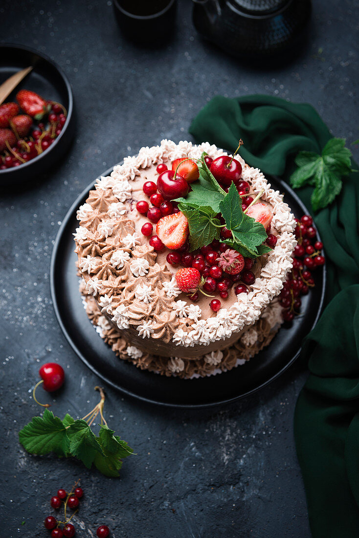 Vegane Nuss-Nougat-Buttercremetorte mit roten Früchten