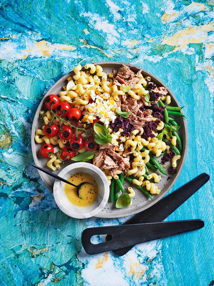 Nudelsalat 'Nicoise' mit Thunfisch